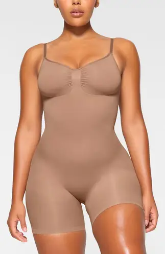 SKIMS Sculpting Mid-Thigh Bodysuit M