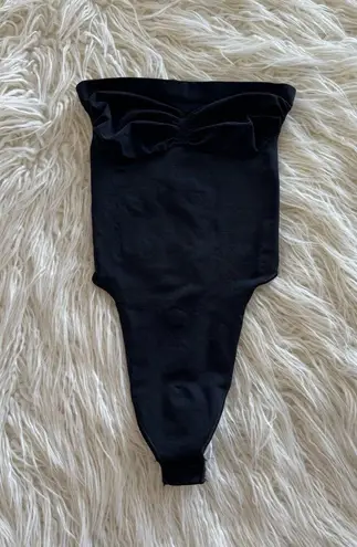 SKIMS Seamless Sculpt Strapless Thong Bodysuit Onyx
Size Small