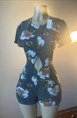 New Tavik Floral Romper (Tag Attached) Size Small Multi