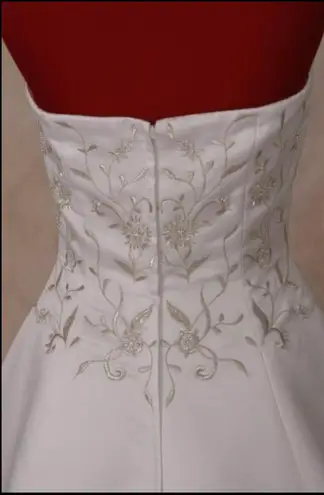 Wedding gown brand new custom made halter top w/beading and embroidery sz 10 White