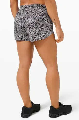 Lululemon  tracker shorts black patterned 4