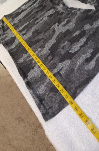 Duluth Trading shirt gray camo print 3/4” sleeves tunic length round neck Sz Sma