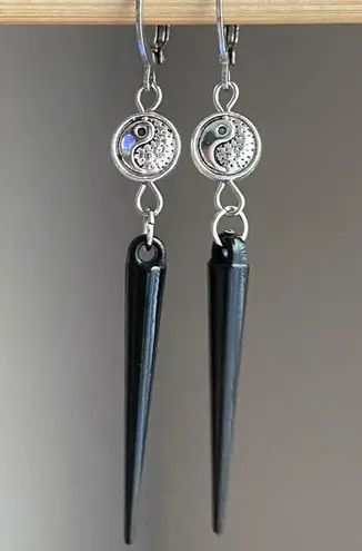 Handmade grunge punk funky edgy style yin yang & spike charms unique earringsψ(`∇´)ψ🖤