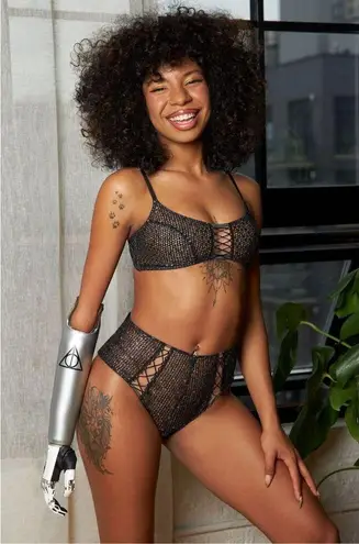 ✨Savage X Fenty DISCO LACE UP SZ MEDIUM BRALETTE✨ Black