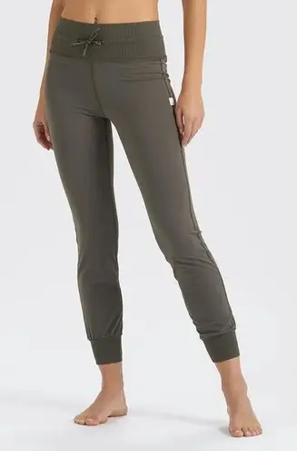 Vuori Daily High Rise Jogger Leggings in Oregano Green Medium