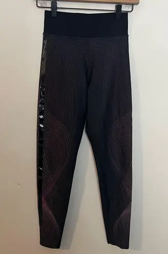 Ultracor - Lux Leggings Wavy Lines Athletic Workout Gym Training Running Yoga