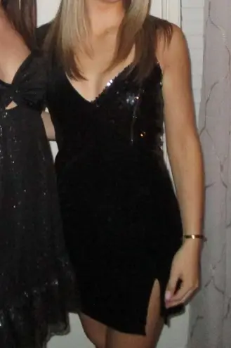 H:ours Black one sleeve velvet festive mini dress