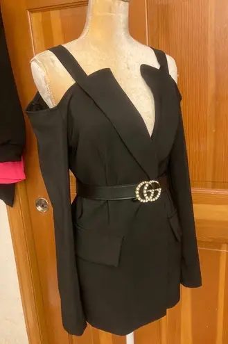 Lavishly Paris Nwt, Women’s cold shoulder button up blazer.