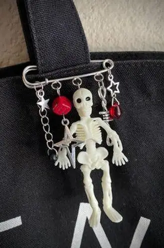 Handmade big skull goth grunge punk funky Halloween unisex pin/brooch/bag charm 🖤💀