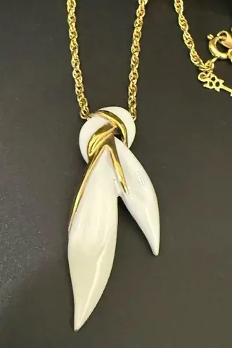 Trifari Vintage Crown Gold Tone White Enameled Knit Bow Pendant 15” Necklace 11g