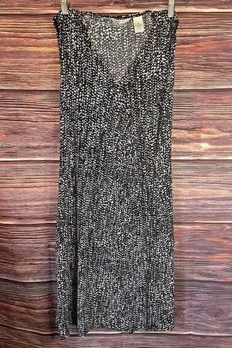 Laura Ashley Black and White Sleeveless V-Neck Dress.