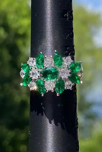 Cocktail Ring Flashes with Emerald Green and Clear Crystals