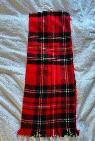 Essential Winter : like new plaid scarf