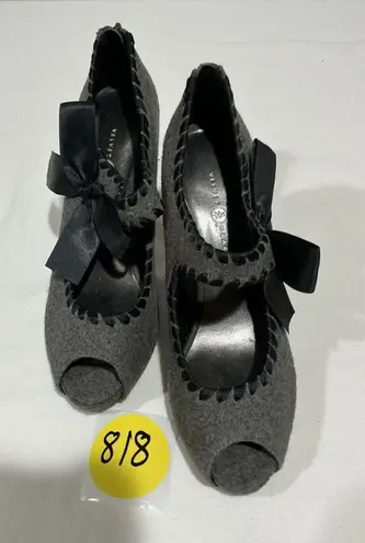 Woman’s Velvet Heart Gray Fabric With gray Stitching Open Toe Size 7.5