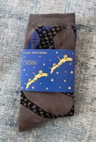 New! Lost Pattern By Shantall Lacayo Gray Blue and Black Socks