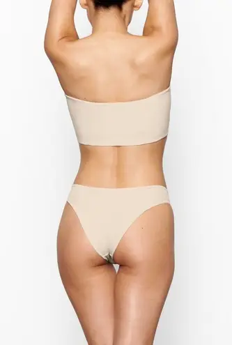 SKIMS SKINS BRALETTE SIZE M COLOR SAND
FITS EVERYBODY
BANDEAU
