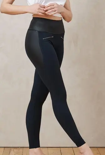 ADAY THROW IT HIGHER NAVY & BLACK ZIPPER FRONT LEGGINGS WITH POCKETS Size M