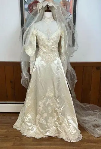 Beautiful Vintage 1970s/80s Ivory Satin Wedding Dress & Cathedral Veil! White Size 12