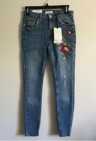 ZARA Light Wash Denim Floral Rose Embroidered Studded Raw Hem Skinny Jeans NEW