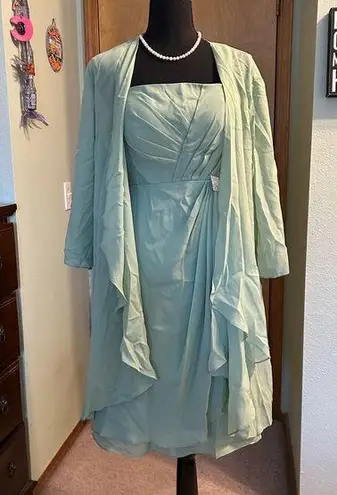 NWOT light green sleeveless formal dress with sheer coat rhinestone accent 8