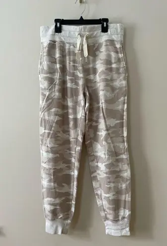 Athleta  Balance Printed Jogger Pant in Oatmeal Heather Camo Size M