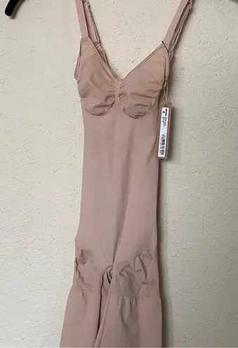 SKIMS NWT  SHAPEWEAR Everyday Sculpt Mid Thigh Bodysuit CLAY BEIGE Size S (2154)