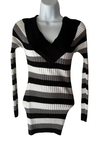 Love by Design Y2k Striped V Neck Fitted Sweater Gray Medium Snatched Grunge