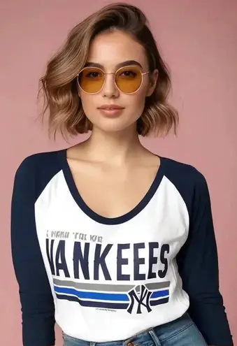 NWT Women's New York Yankees 3/4 Sleeve Raglan T
