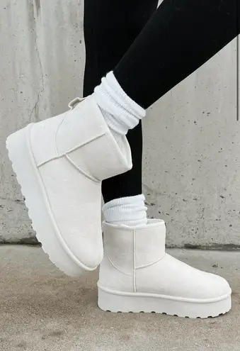 Soda FAUX FUR LINED MINI PLATFORM BOOTIES (OFF WHITE)