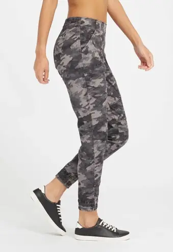 Spanx  NWT Blackwash Camo Print Stretch Twill Cargo Jogger Pants Size Medium