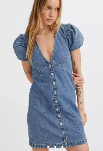 Levi's A '90s-inspired dress if we've ever seen one, the ® Erin Denim Mini Dress hits all our favorite style notes: short, denim and fitted. Featuring a scoop neck and buttons down the front.  Perfect to wear on its own or with a Trucker Jacket With a distinctly '90s vibe - Image 3