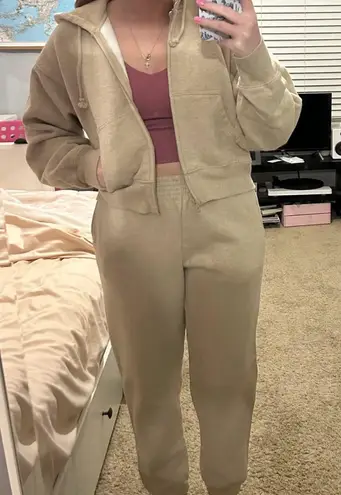 Aritzia Tna Joggers And Zip Up Hoodie Set