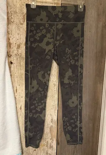 Vuori Green Camouflage Leggings With Pockets and Zipper Pouch in Back