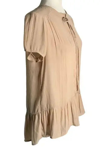 Ro & De  Pleated Peplum Blouse Top S Beige Short Sleeve High Low Hem Tie Neck