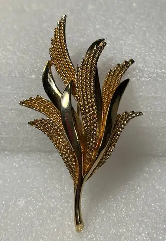 Smooth & Shiny Textured Willow Leaves Gold Tone Brooch
