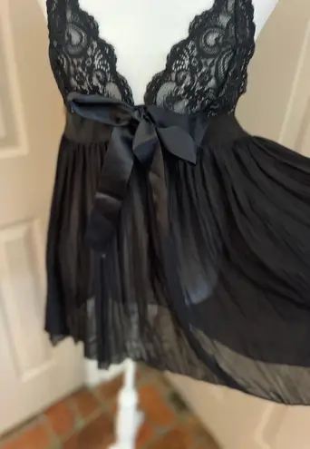 Victoria's Secret Victoria’s Secret black lace chiffon double strap slip camisole babydoll top. M. 