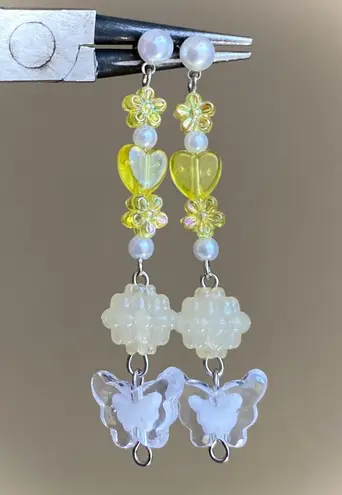 Handmade Kawaii y2k cute fairy whimsical butterfly flower dangle earrings🦋💛