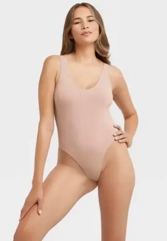 Maidenform Women's Shapewear Seamless Thong Bodysuit with Light Shaping MST001