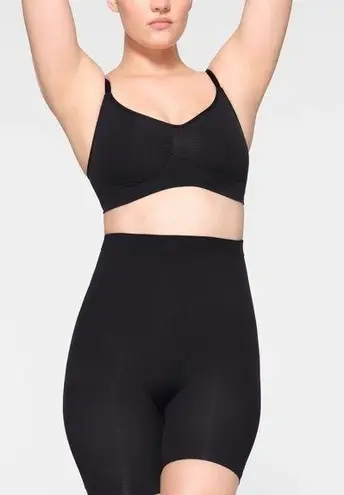 SKIMS Mid Thigh Sculpting Shorts S/M