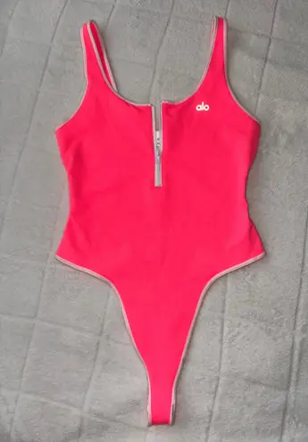 Alo Yoga Alo Supernova Bodysuit - Coral Pink/White