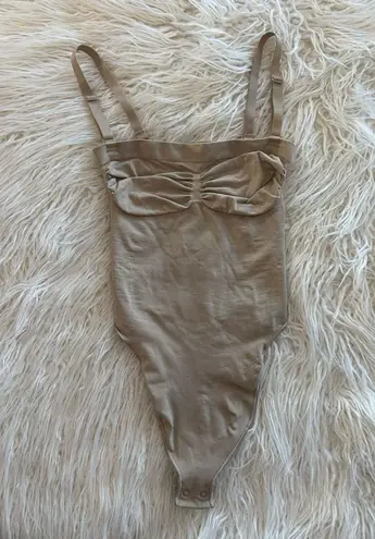 SKIMS Seamless Sculpt Strapless Thong Bodysuit Clay
Size Small