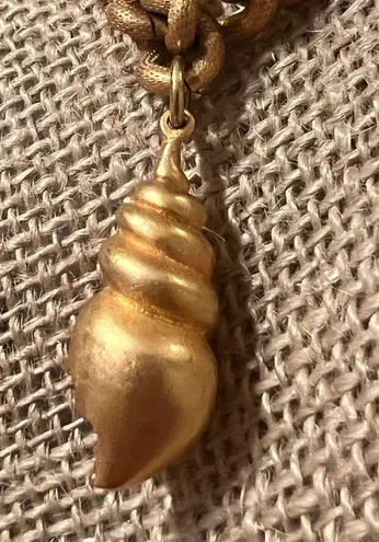 Vintage Gold Tone Textured chain bracelet Shell Mollusk Charm Lobster Clasp 7"