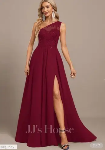 Size 0 pageant/prom/evening/bridesmade dress. Wore 1 time.Comes with garment bag Red