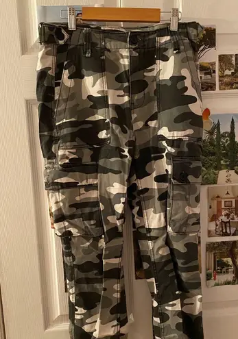 Berksha BERSHKA CAMO CARGO PANTS