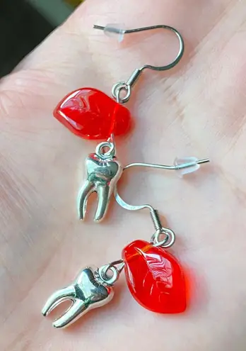 Handmade goth funky grunge style Czech glass leaf beads & teeth charms dangle earrings❤️🦷