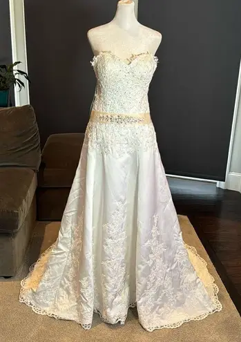 Women’s White Wedding Dress Zip Up Back Train Size 4 NWT