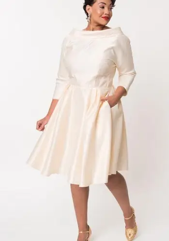 Unique Vintage NWT  CREAM SATIN SLEEVED LANA BRIDAL DRESS size XL/14