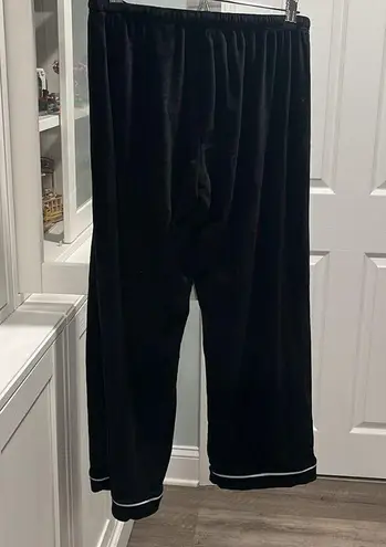 House of Harlow 1960 Velour 2 Piece Pajama Set, Black with White Pipping, Size L