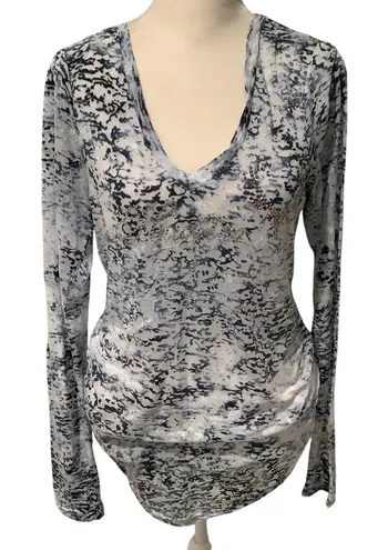 Sheplers Beautiful Patterned Women's Long Sleeve Blouse in Blue and White Bling Size L