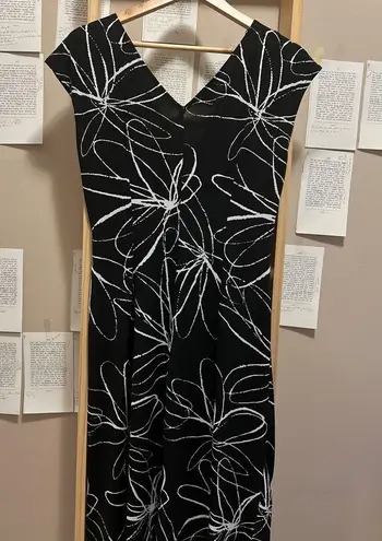 Abstract Flower Pattern Black and White Midi Dress with Folded Twist Neckline Size 12 - Image 3